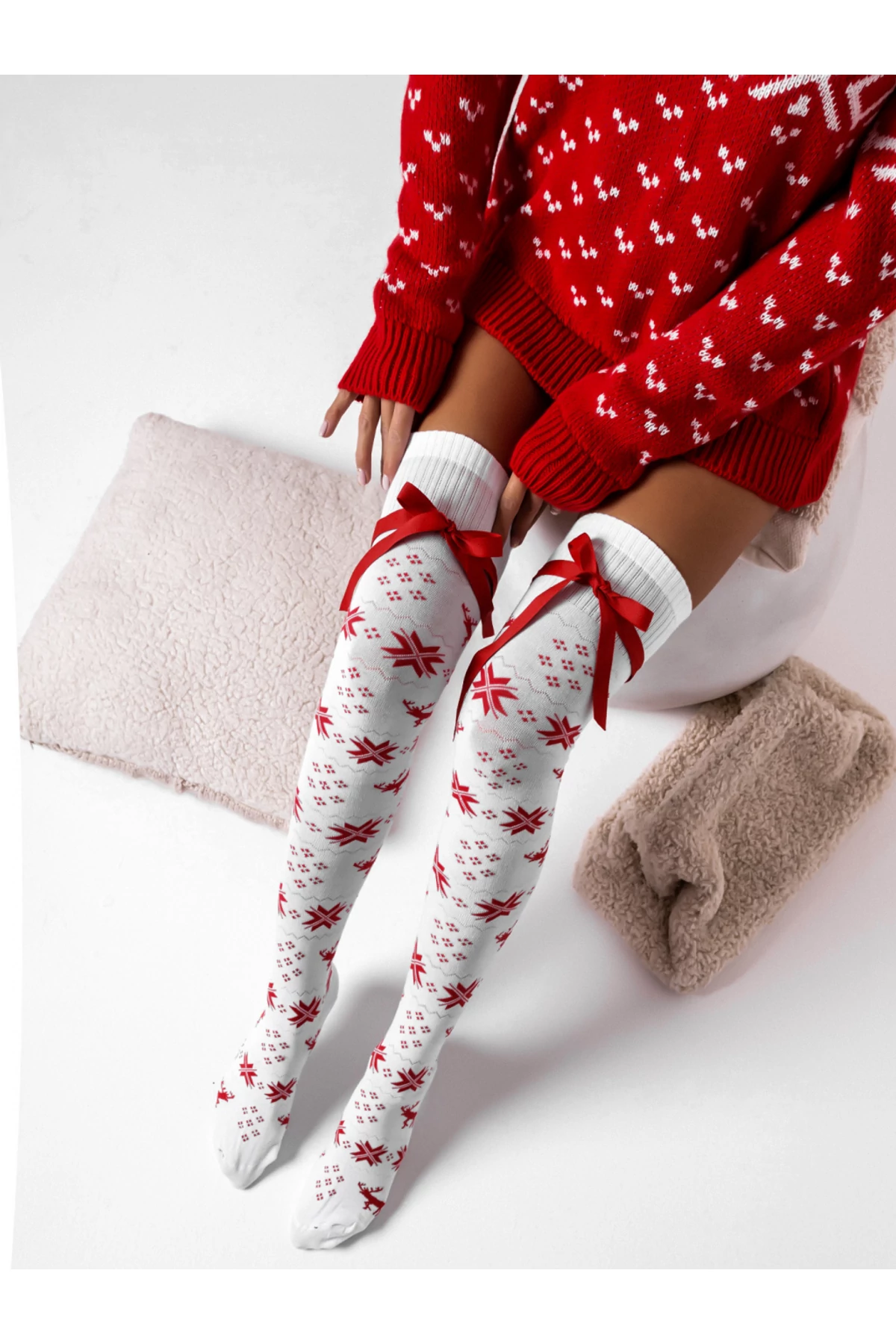 Téli mintás fehér combzokni masnival