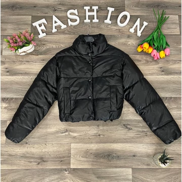 Rövid fazonú fekete műbőr kabát