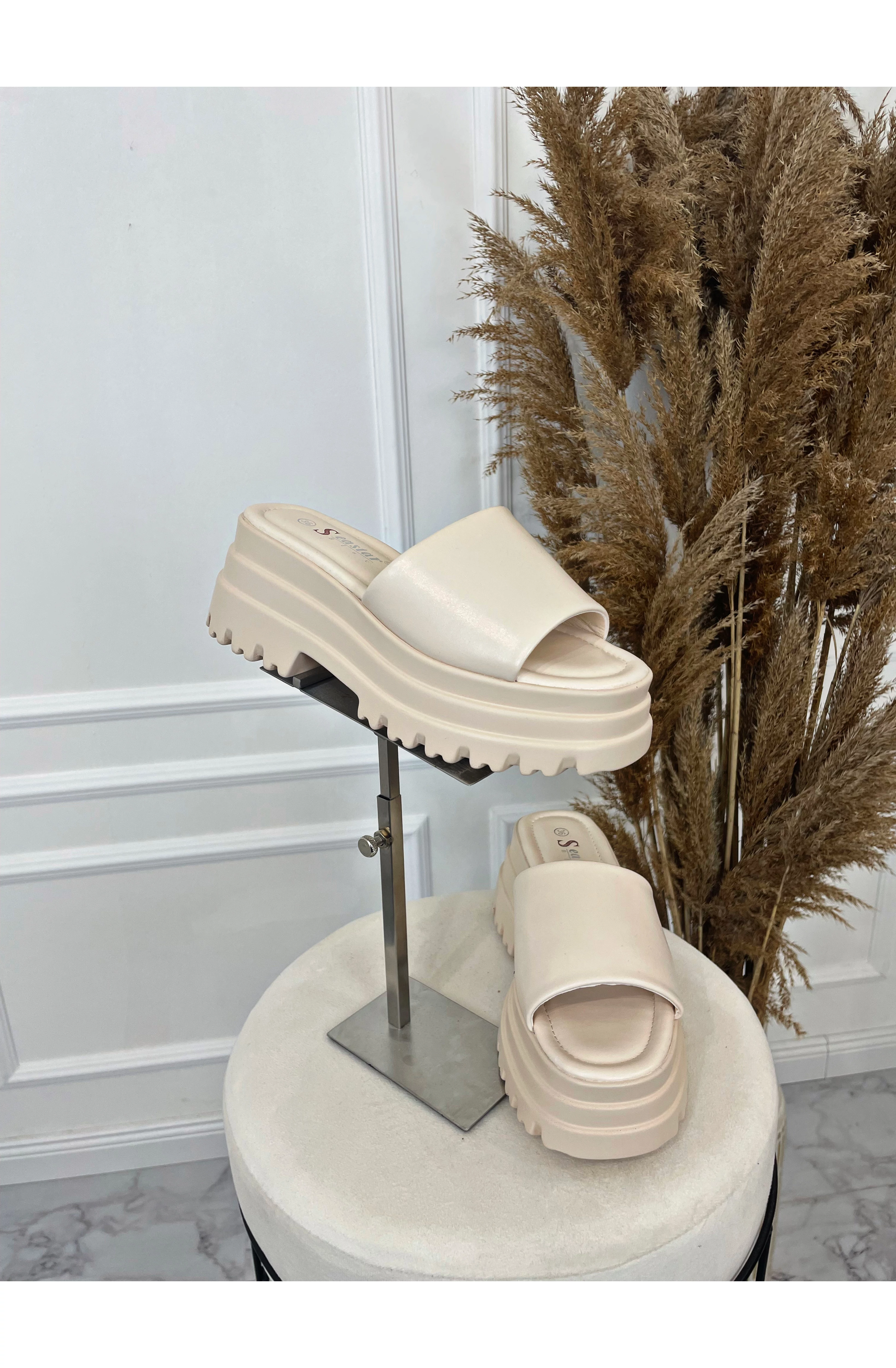 TIFY bézs magas talpú papucs