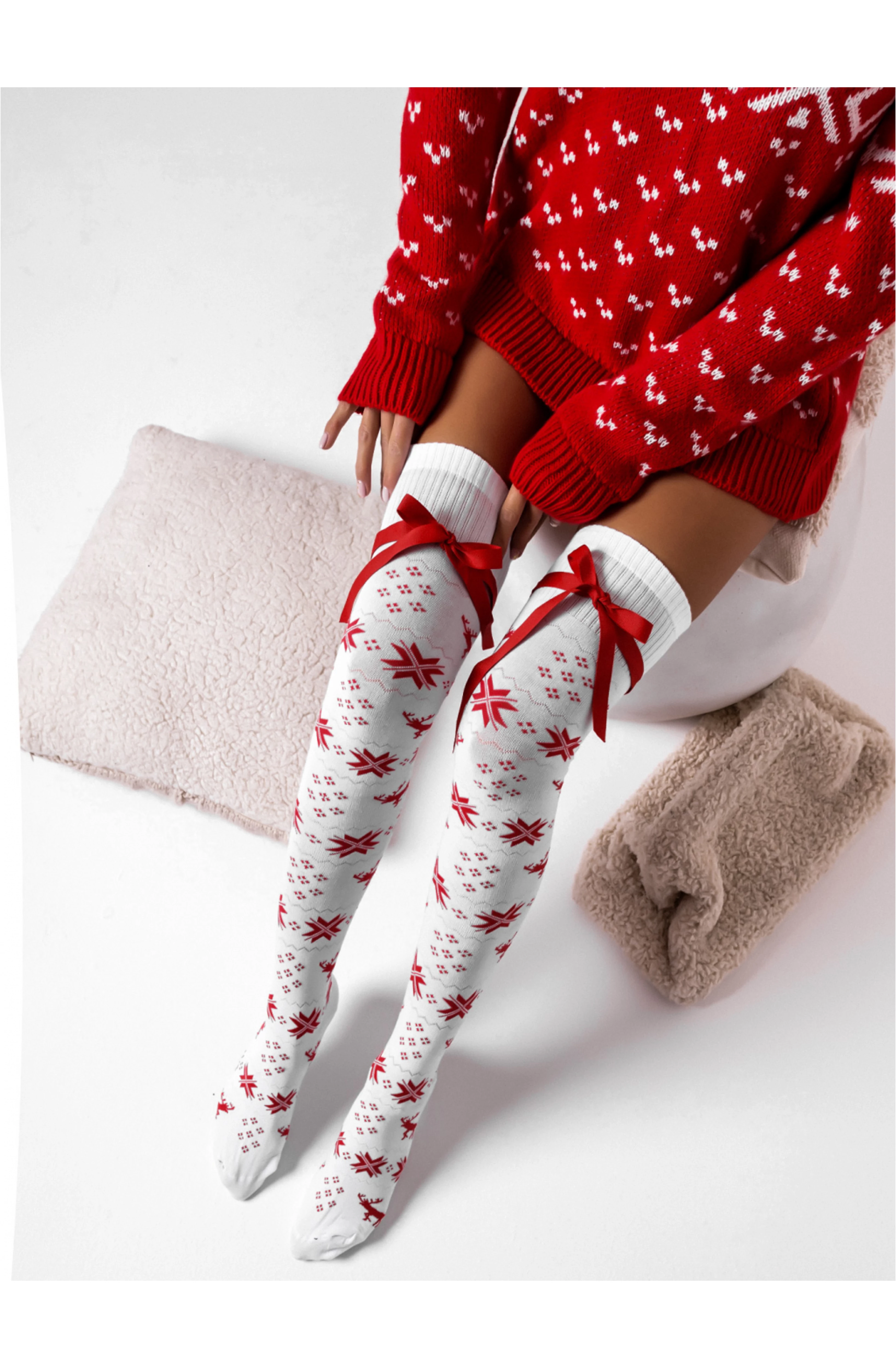 Téli mintás fehér combzokni masnival